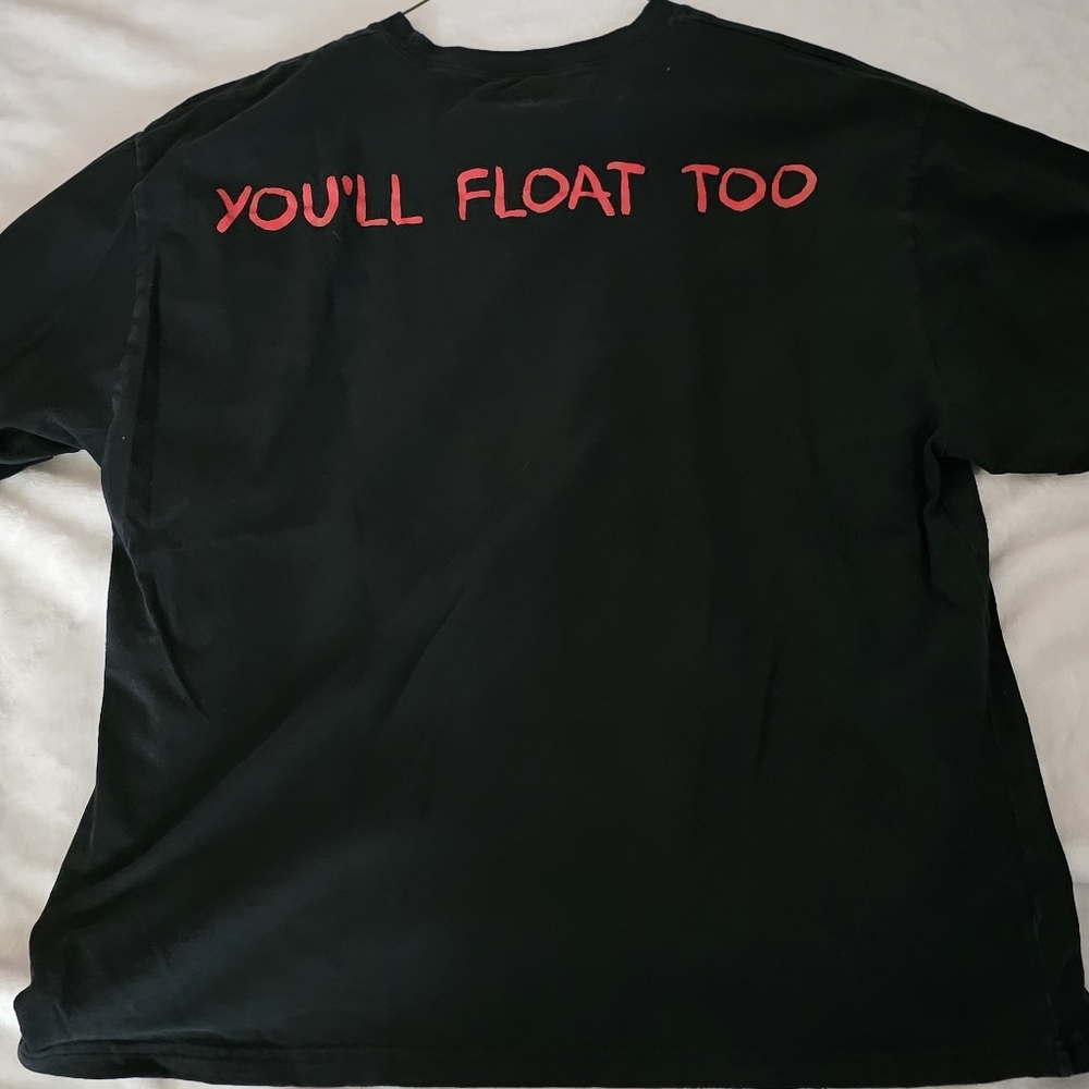 Im selling an IT shirt